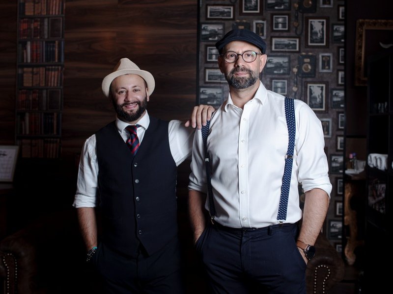 Návštěva luxusního barber shopu s whiskey nebo rumem