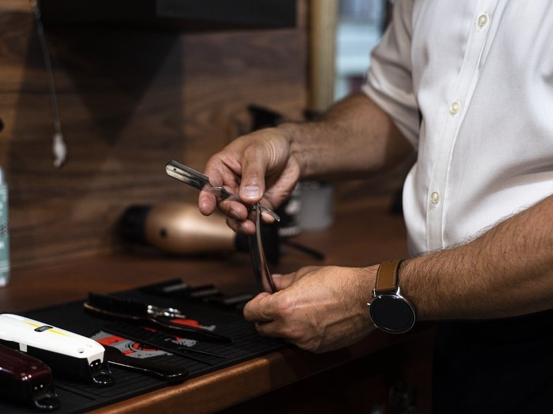 Návštěva luxusního barber shopu s whiskey nebo rumem