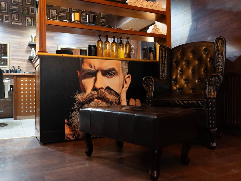 Návštěva luxusního barber shopu s whiskey nebo rumem