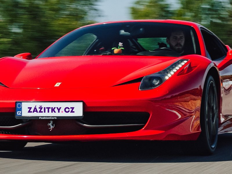 Jízda ve Ferrari 458 Italia na polygonu