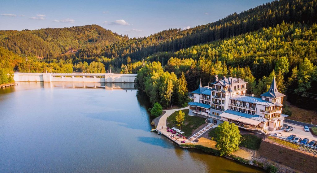 Levně Luxusní wellness pobyt s polopenzí pro dva v 5* hotelu u přehrady