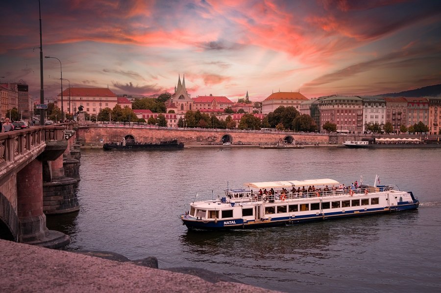 Dvouhodinová plavba po Vltavě se švédskými stoly