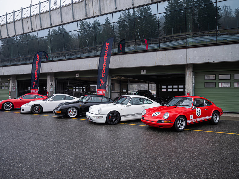 Jízda na okruhu v 6 generacích Porsche 911