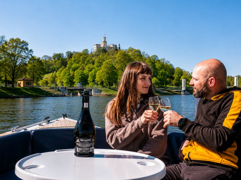 Romantická plavba lodí při západu slunce s lahví prosecca