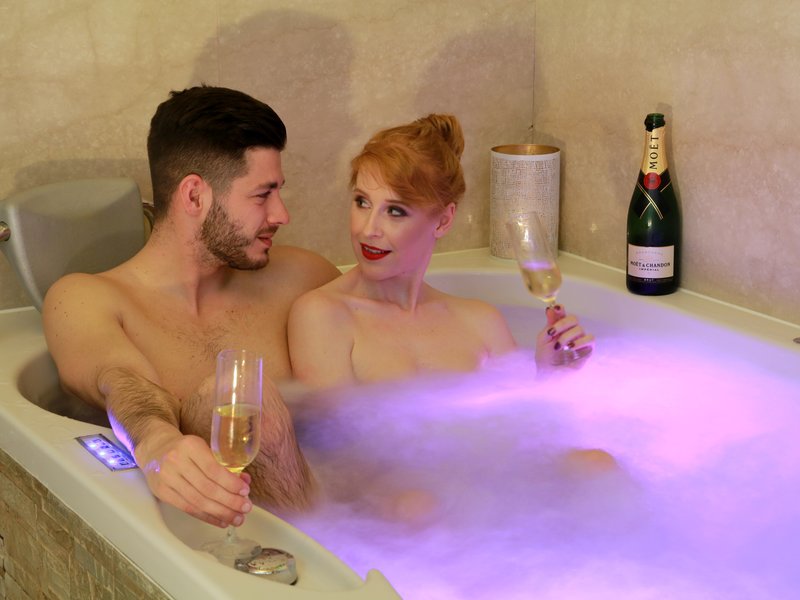 Levně Privátní koupel ve víně + finská sauna ZDARMA