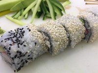 Naučte se udělat vlastní inside roll sushi:)