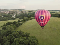 U Českého Krumlova můžete letět i v obřím balónu pro 24 lidí.