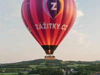 U Českého Krumlova můžete letět i v obřím balónu pro 24 lidí.