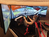 Plně pohyblivý a realistický simulátor závodních automobilů