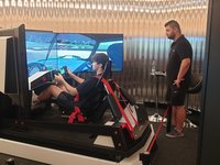 Plně pohyblivý a realistický simulátor závodních automobilů