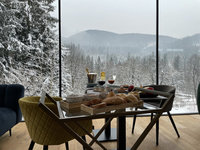 Nebo si můžete snídani užít v salonku s nádherným výhledem do okolí.