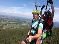 Karel Kašák coby adrenalinový vyzyvatel nesměl na paraglidu také chybět.